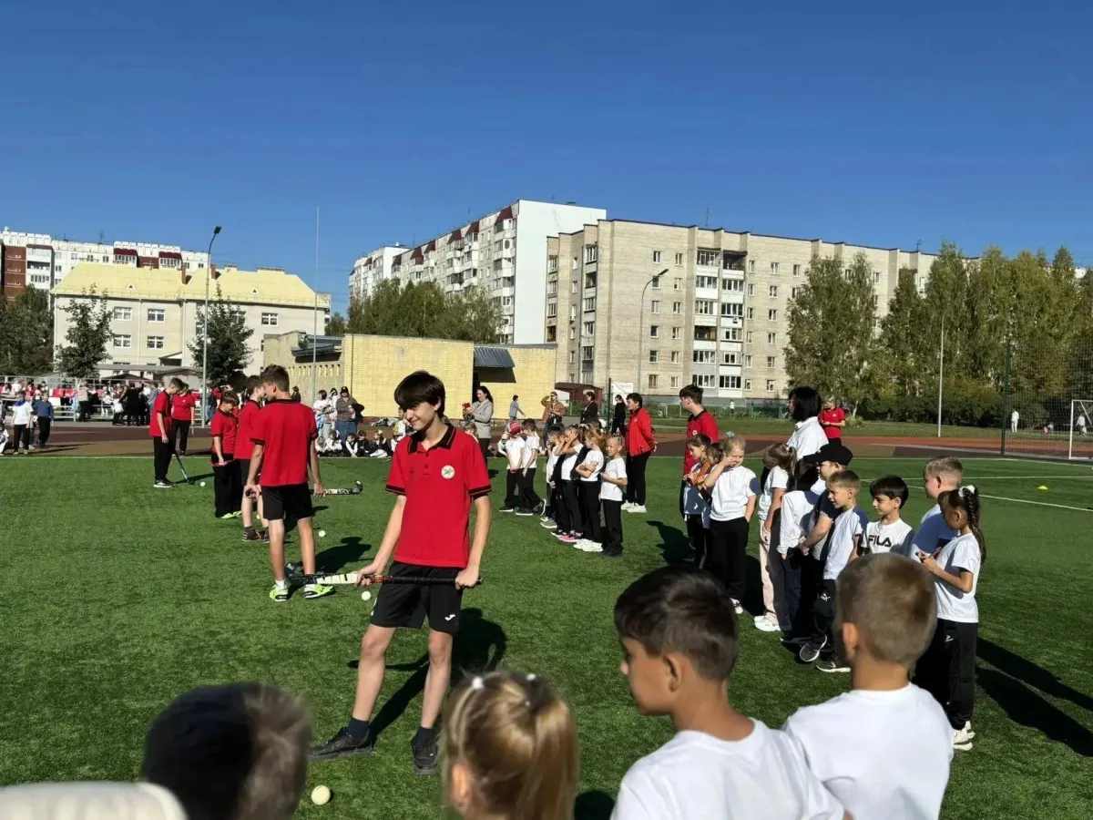 В Барнауле прошел фестиваль по хоккею на траве для первоклассников