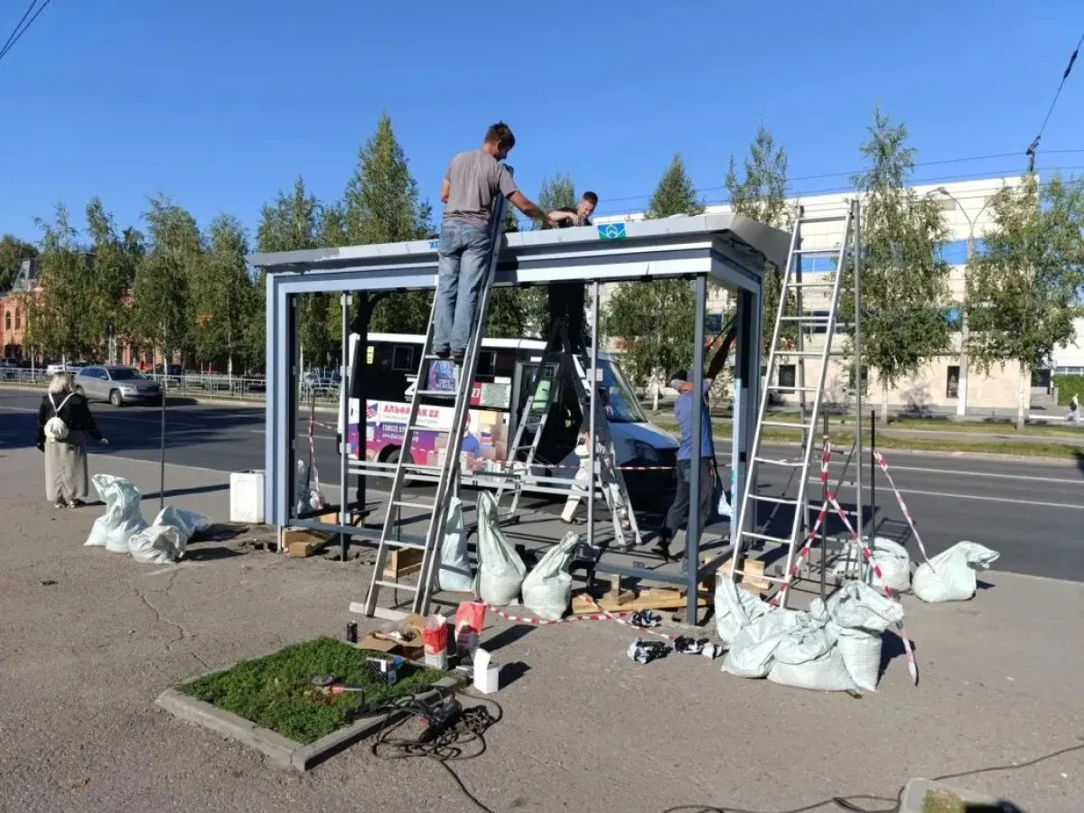 На проспекте Ленина в Барнауле продолжают устанавливать новые остановочные павильоны