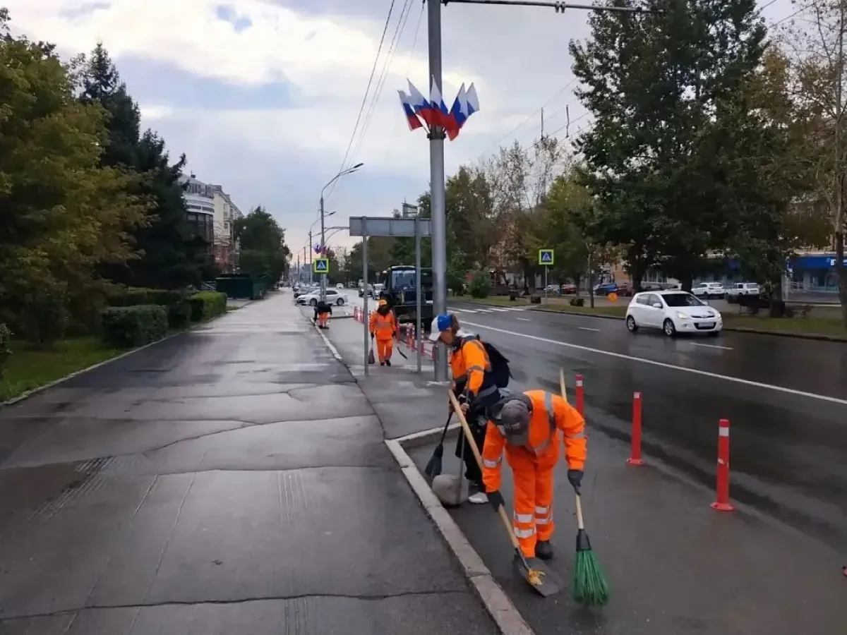 В Барнауле продолжаются плановые работы по покосу травы и благоустройству улиц