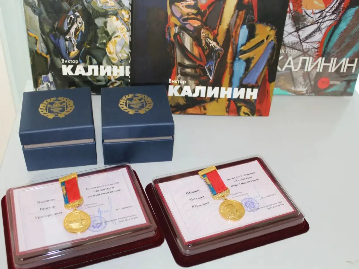 Виктор Калинин передал в дар Художественному музею Алтайского края картину «Протопоп Аввакум с житием»