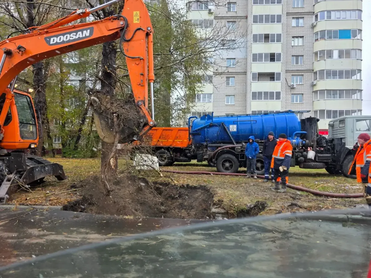 На улице Попова ограничили движение из-за повреждения водопровода