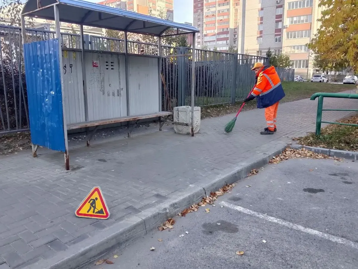 В Барнауле дорожные рабочие убирают листву и мусор на улицах города