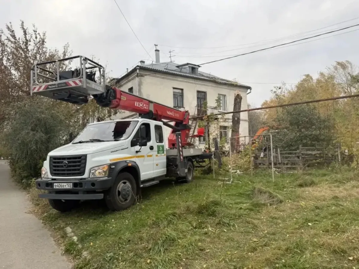 В Барнауле городские службы устраняют последствия непогоды