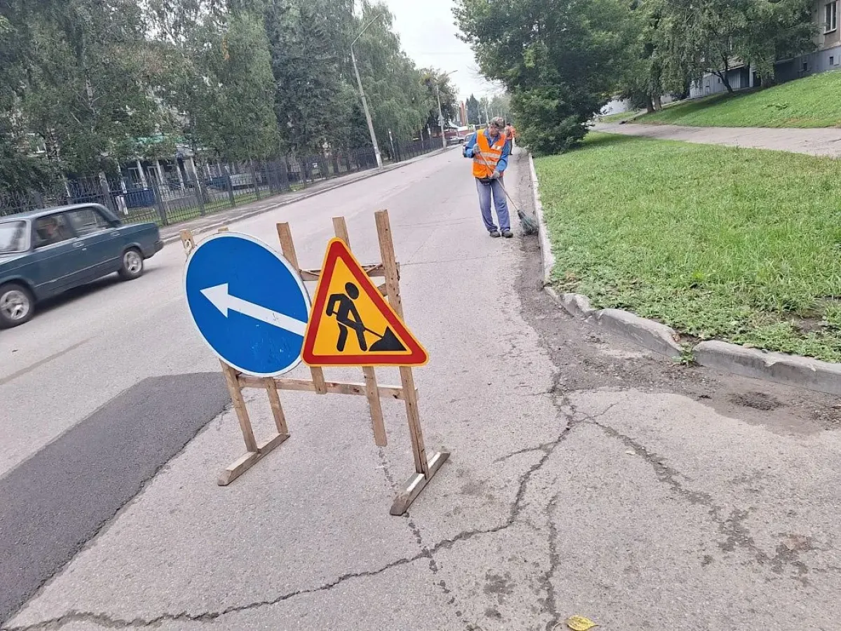 В Барнауле дорожные рабочие убирают листву и мусор на улицах города