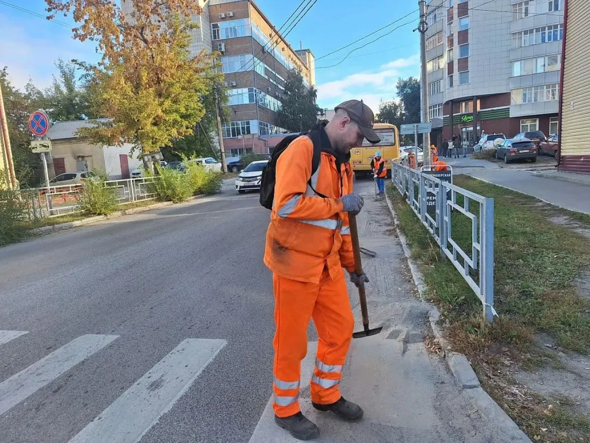 В Барнауле дорожные рабочие убирают листву и мусор на улицах города