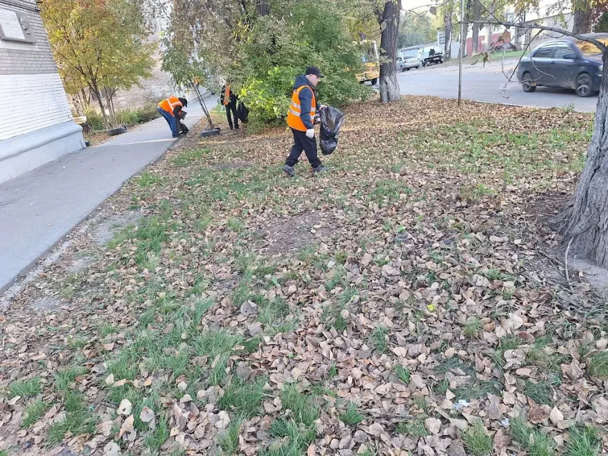 В Барнауле дорожные рабочие убирают листву и мусор на улицах города