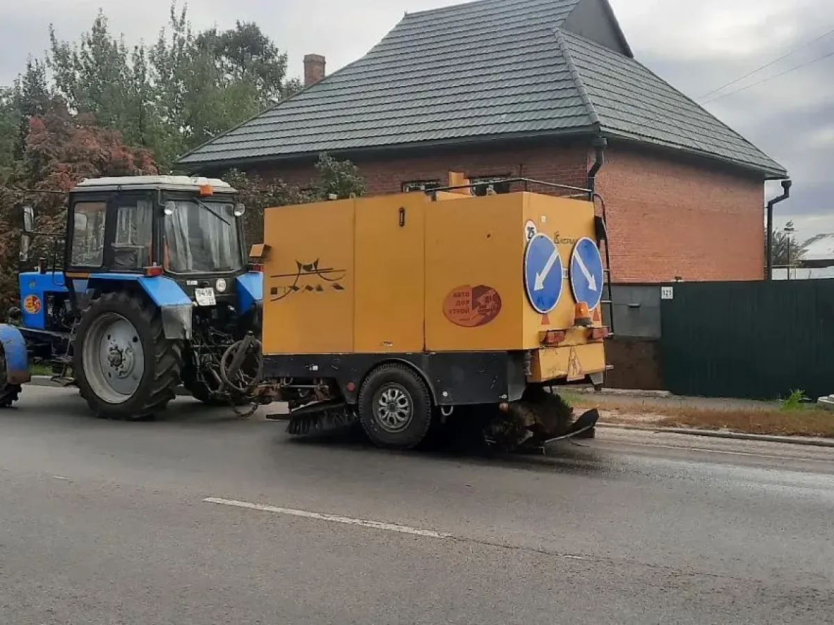 В Барнауле дорожные рабочие убирают листву и мусор на улицах города
