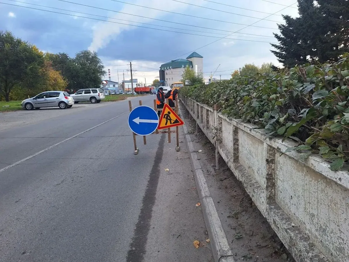 В Барнауле дорожные рабочие убирают листву и мусор на улицах города