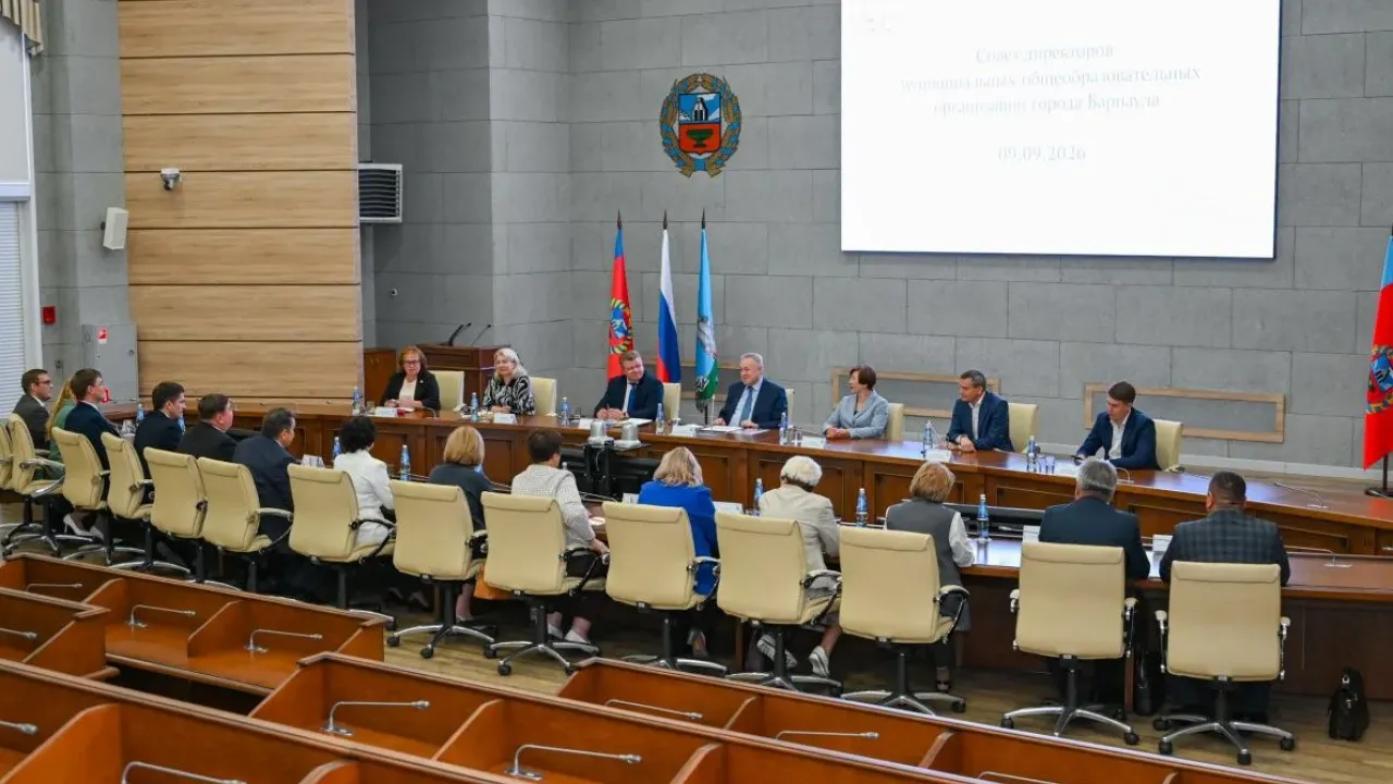 В Барнауле обсудили новые меры поддержки молодых учителей и развитие школ — Барнаул Сейчас