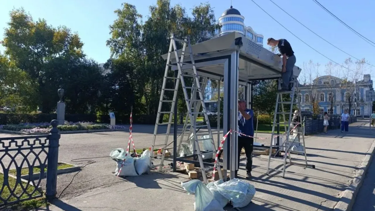 На проспекте Ленина в Барнауле продолжают устанавливать новые остановочные павильоны — Барнаул Сейчас