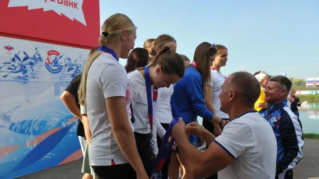 В Барнауле более 400 спортсменов разыграли награды чемпионата края по гребле на лодках «Дракон» — Барнаул Сейчас