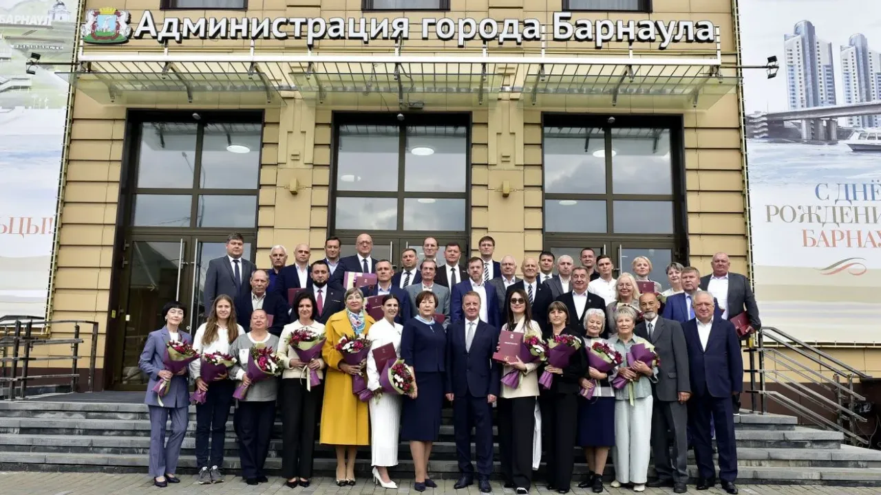 В Барнауле торжественно открыли обновленную Доску Почета «Слава и гордость Барнаула» — Барнаул Сейчас
