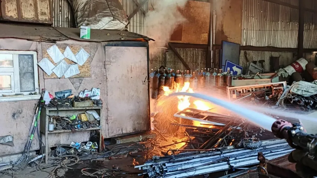 В Барнауле ликвидировали пожар в одноэтажном здании на улице Советской Армии — Барнаул Сейчас