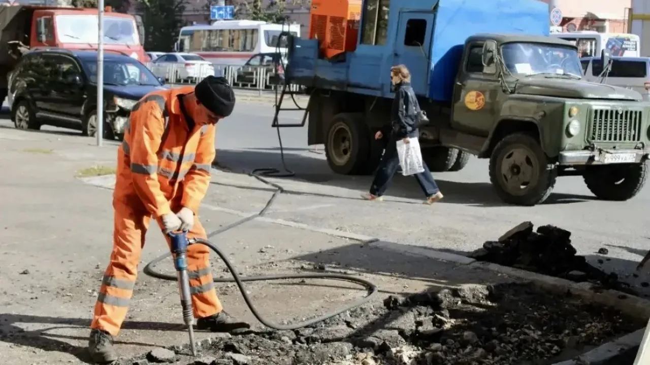 В Барнауле продолжается текущий ремонт дорог на нескольких участках — Барнаул Сейчас