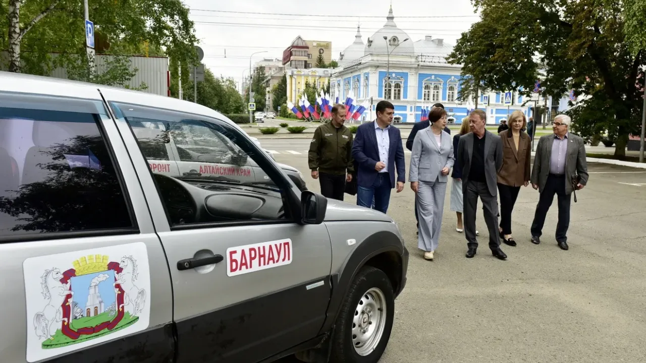 Из Барнаула в зону СВО и новые регионы отправили автомобили и гуманитарный груз — Барнаул Сейчас