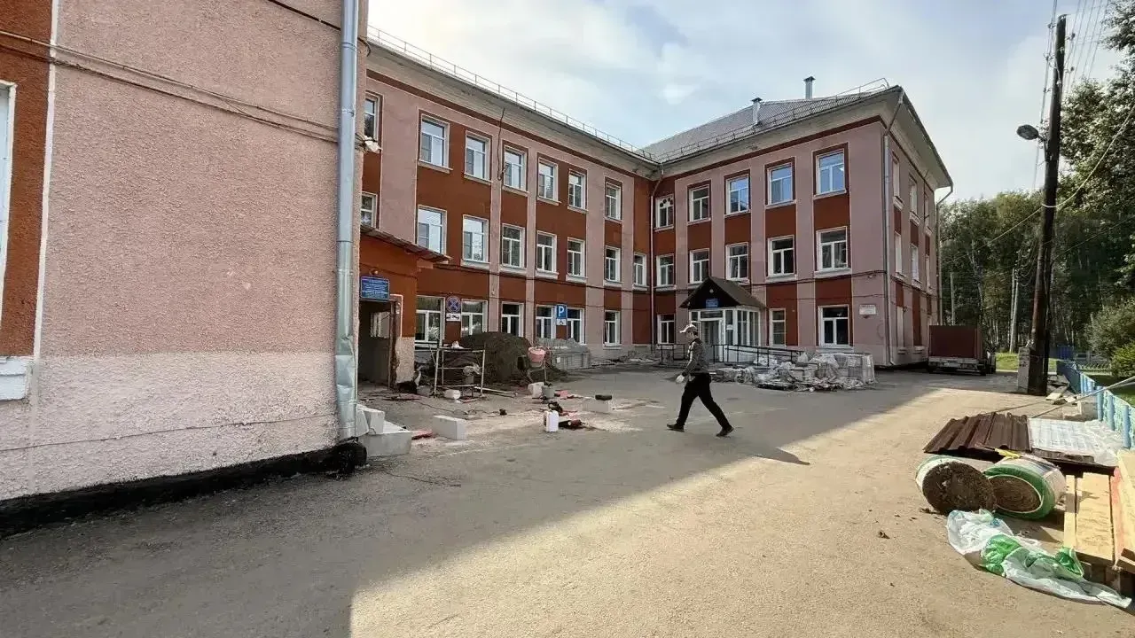 В Троицком районе Алтайского края с опережением графика ремонтируют поликлинику — Барнаул Сейчас