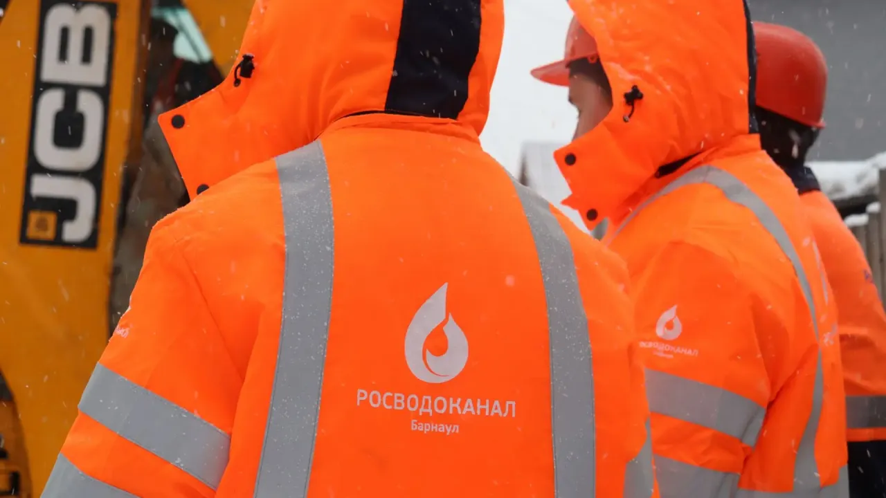 На Власихинской в Барнауле устраняют повреждение водопровода — Барнаул Сейчас
