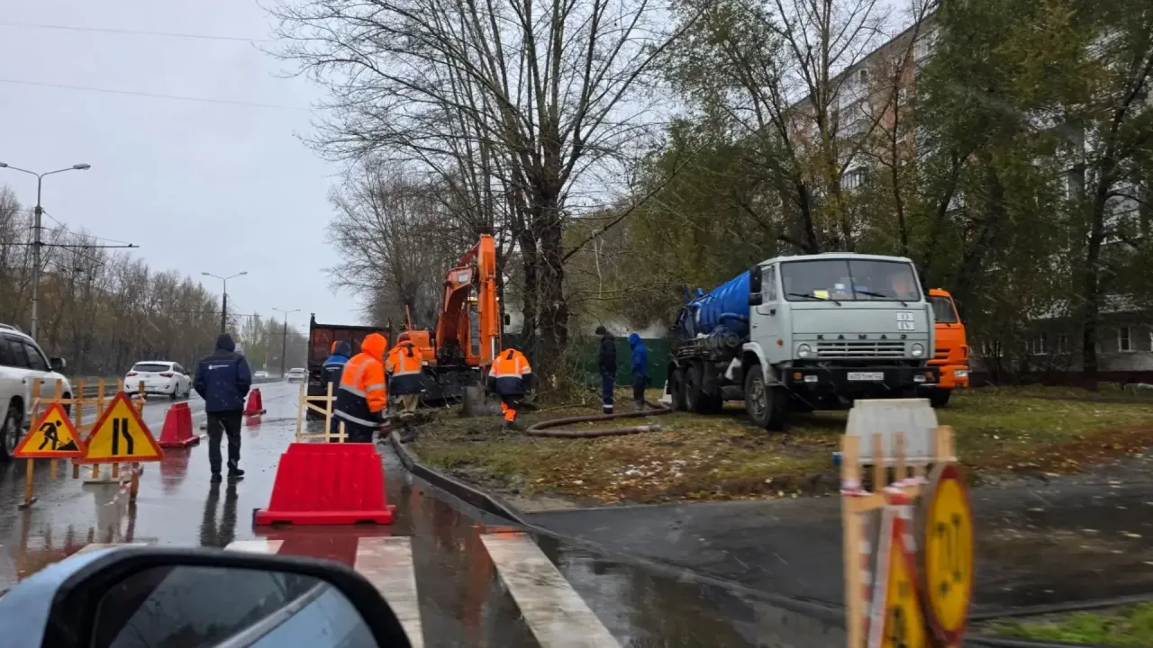 На улице Попова ограничили движение из-за повреждения водопровода — Барнаул Сейчас