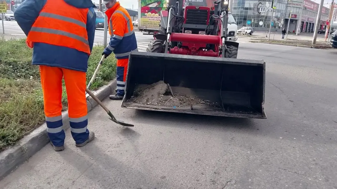 В Барнауле дорожные рабочие убирают листву и мусор на улицах города — Барнаул Сейчас