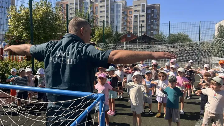 Сотрудник МЧС провёл зарядку для белгородских дошкольников — Белгород Сейчас