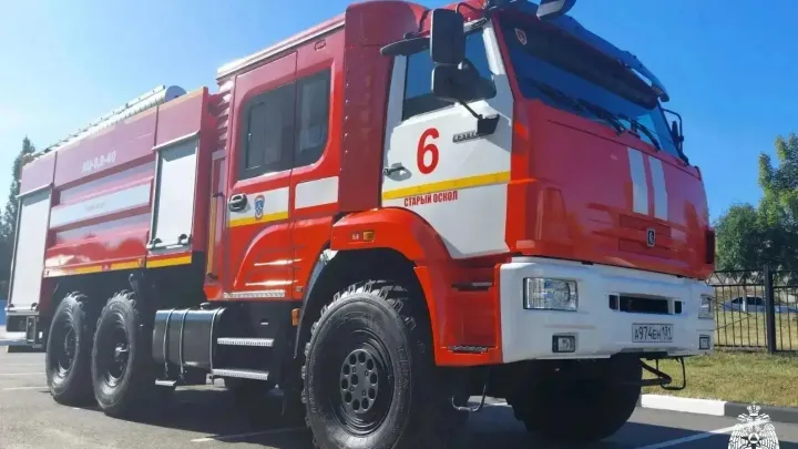 В Старом Осколе сотрудникам МЧС передали новую пожарную автоцистерну — Белгород Сейчас