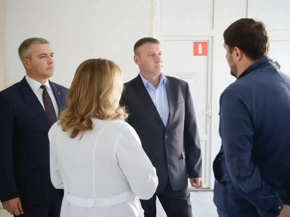 В Старом Осколе показали новые гаражные боксы и ход ремонта детской поликлиники