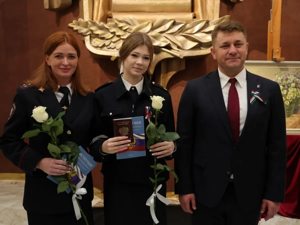 В музее-диораме школьникам вручили первые паспорта ко Дню флага области