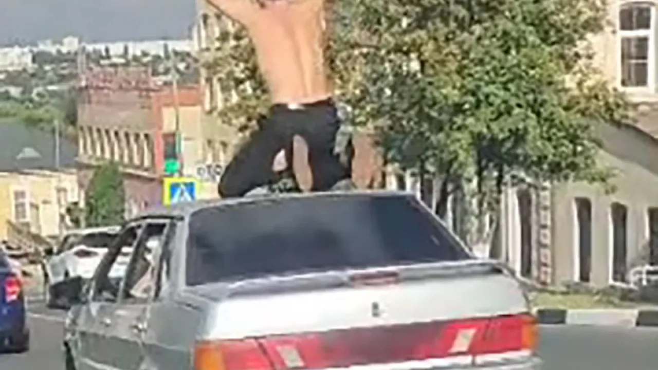 В Старом Осколе водителя привлекли к ответственности за перевозку человека на крыше