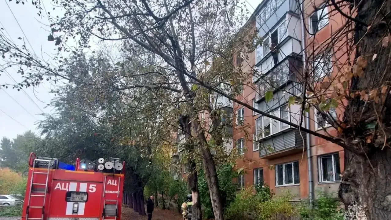 На улице Либединского с карниза 4-го этажа эвакуировали подростка — Челябинск Сейчас