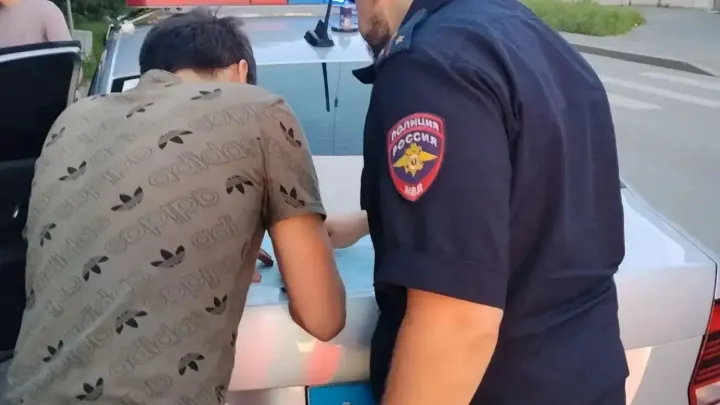 Двух водителей грузовиков Volvo задержали за парковку на тротуаре в центре Екатеринбурга — Екатеринбург Сейчас
