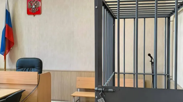 Орджоникидзевский районный суд Екатеринбурга начал рассмотрение резонансного уголовного дела. Константин Бобяк обвиняется в убийстве мужчины во время бытовой ссоры, применив туристический нож-мачете. Подсудимый утверждает, что защищался от — Екатеринбург Сейчас