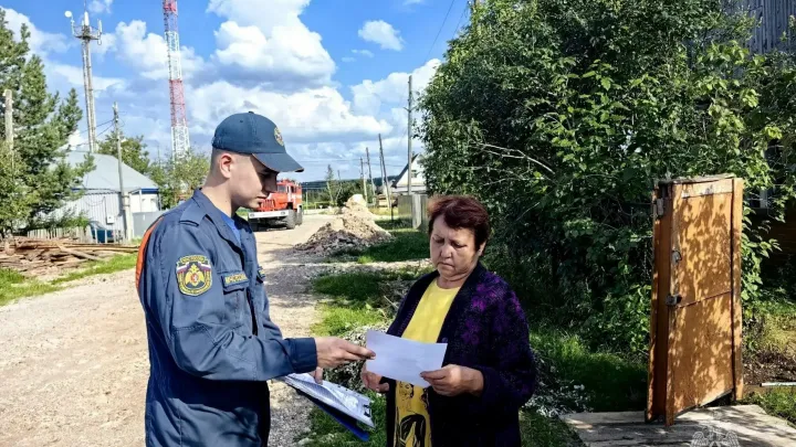 Сотрудники МЧС провели профилактические рейды в жилых секторах Североуральска и Серова — Екатеринбург Сейчас