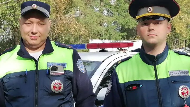 Сотрудники ГИБДД помогли женщине доехать до роддома за минуты до родов — Екатеринбург Сейчас