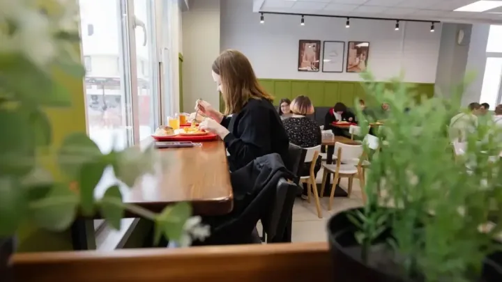 В Екатеринбурге с 1 сентября можно будет вернуть 5% кешбэка за оплату школьного питания и детских садов — Екатеринбург Сейчас