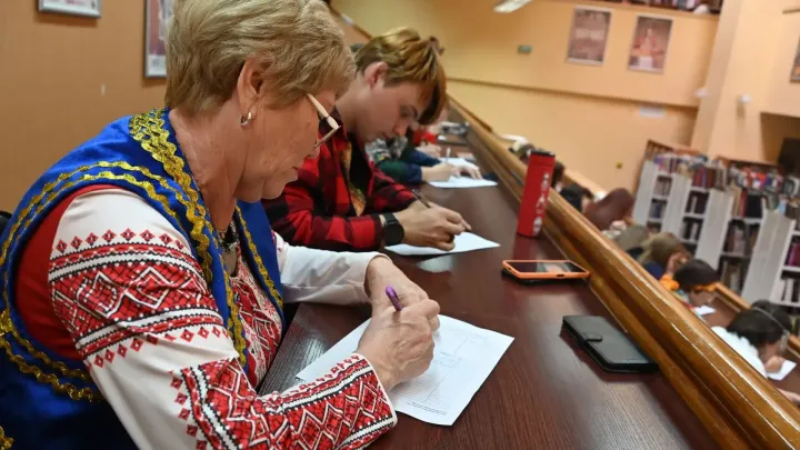 Свердловчане написали всероссийский диктант «Россия – дом народов» — Екатеринбург Сейчас
