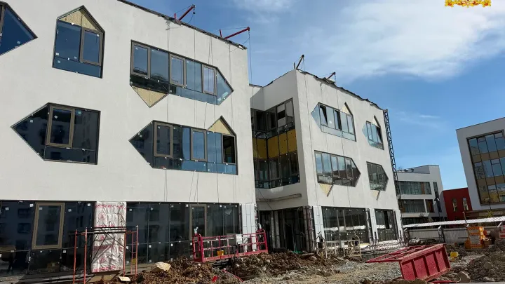 В Солнечном микрорайоне Екатеринбурга завершают остекление нового детского сада — Екатеринбург Сейчас