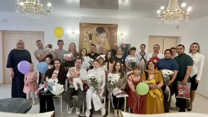 В ЗАГСе Артёмовского района зарегистрировали новорождённых и наградили многодетных матерей — Екатеринбург Сейчас