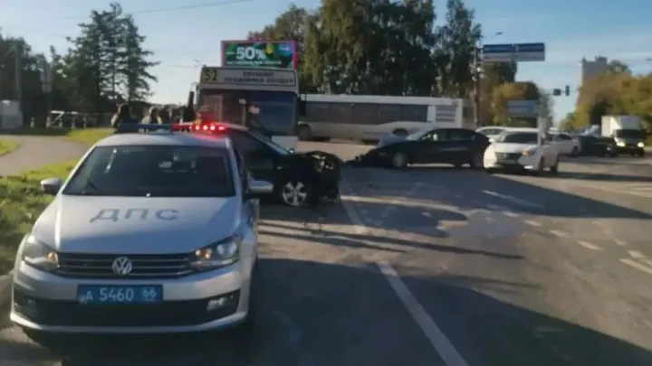 В Екатеринбурге на Титова столкнулись автобус и три легковых автомобиля — Екатеринбург Сейчас