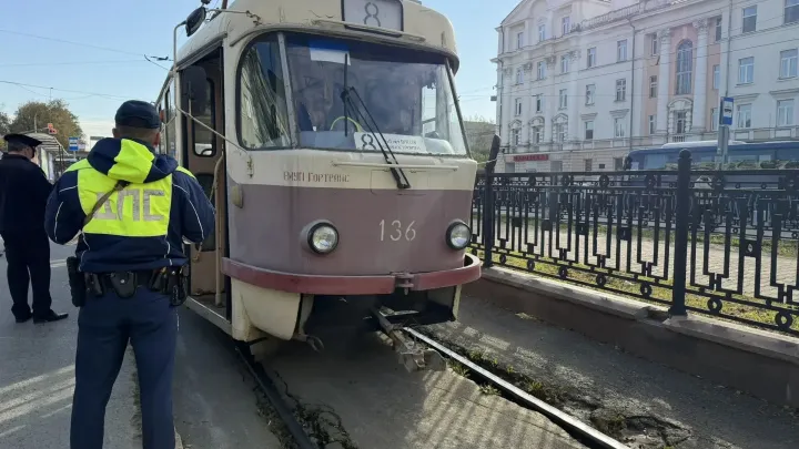 В Екатеринбурге на проспекте Ленина трамвай сбил 16-летнюю девушку — Екатеринбург Сейчас