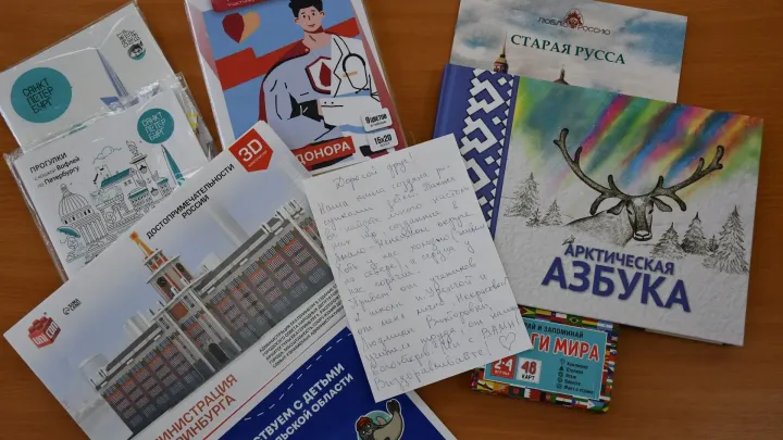 Волонтёры фестиваля молодёжи привезли подарки пациентам больницы №9 в Екатеринбурге — Екатеринбург Сейчас