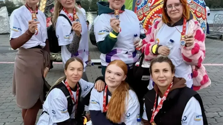 Педагоги Железнодорожного района поддержали вечерний забег в Екатеринбурге — Екатеринбург Сейчас