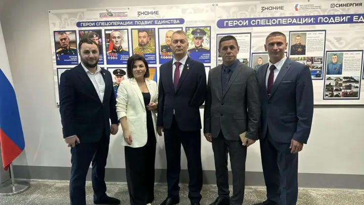 В екатеринбургском лицее открылась выставка проекта «Знание.Герои» — Екатеринбург Сейчас