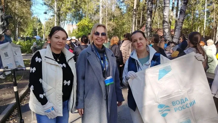 Сотрудники детского сада № 437 вышли на экологический субботник на берегу Исети — Екатеринбург Сейчас