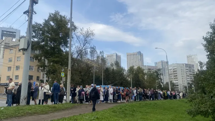 Очередь к деснице святителя Спиридона выстроилась вдоль улицы Царской — Екатеринбург Сейчас