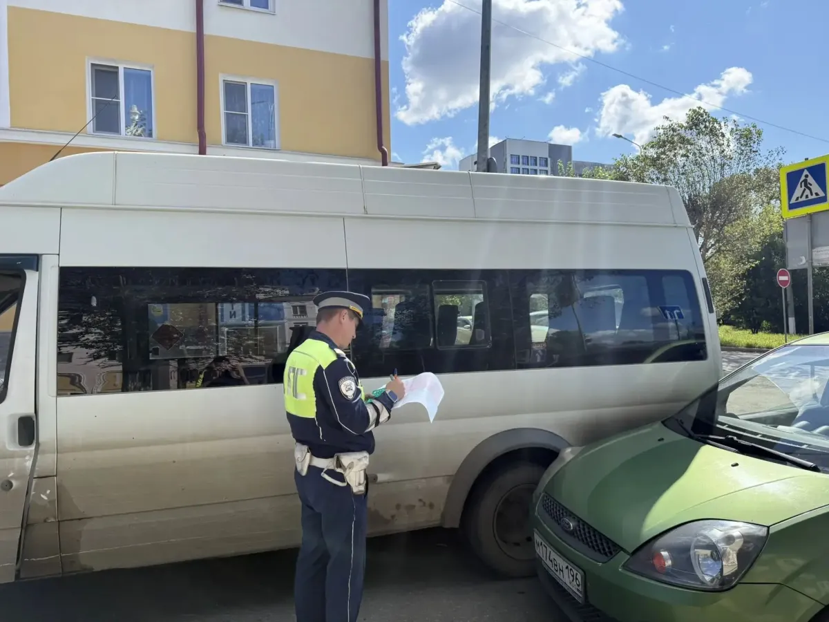 Столкновение автобуса и легковушки в Первоуральске
