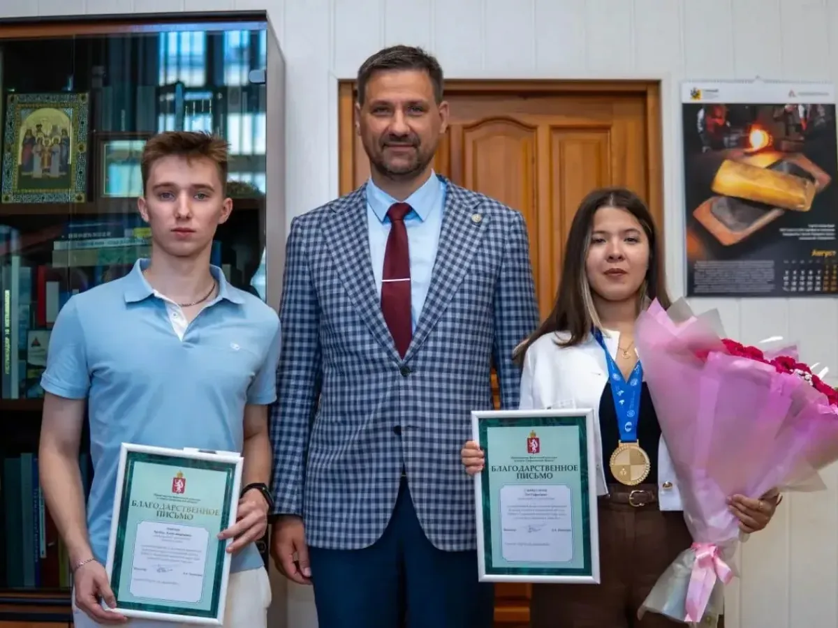 В Екатеринбурге чемпионам мира по шахматам среди студентов вручили благодарности от министра физкультуры и спорта Свердловской области Леонида Рапопорта. Победителями турнира стали студенты Горного университета Лея Гарифуллина и Артём Пиниг