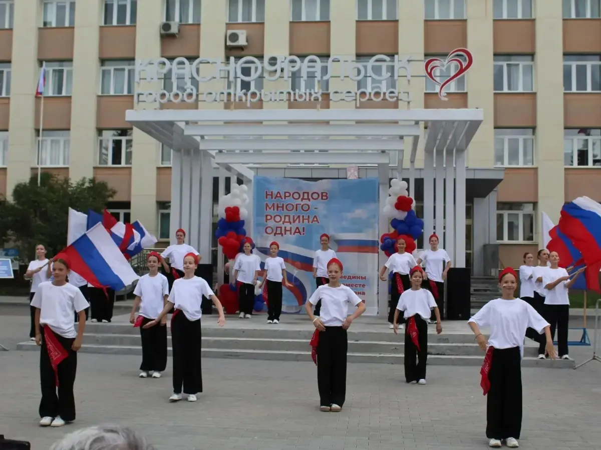 В Свердловской области прошли праздничные акции в честь Дня Государственного флага