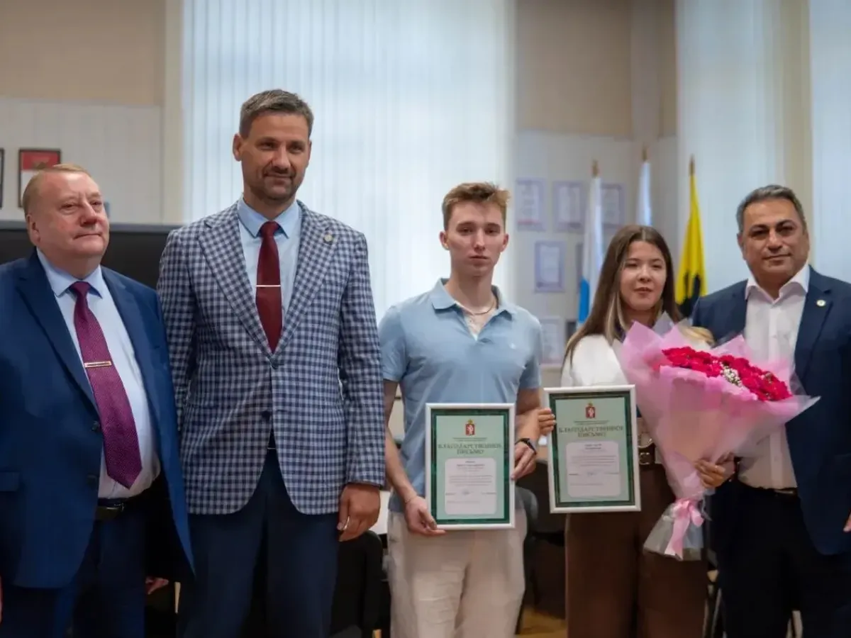 В Екатеринбурге чемпионам мира по шахматам среди студентов вручили благодарности от министра физкультуры и спорта Свердловской области Леонида Рапопорта. Победителями турнира стали студенты Горного университета Лея Гарифуллина и Артём Пиниг