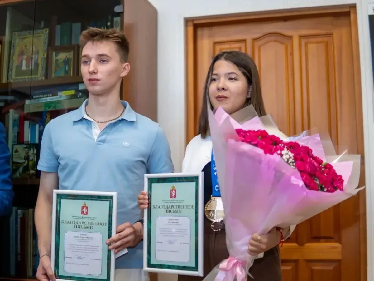 В Екатеринбурге чемпионам мира по шахматам среди студентов вручили благодарности от министра физкультуры и спорта Свердловской области Леонида Рапопорта. Победителями турнира стали студенты Горного университета Лея Гарифуллина и Артём Пиниг