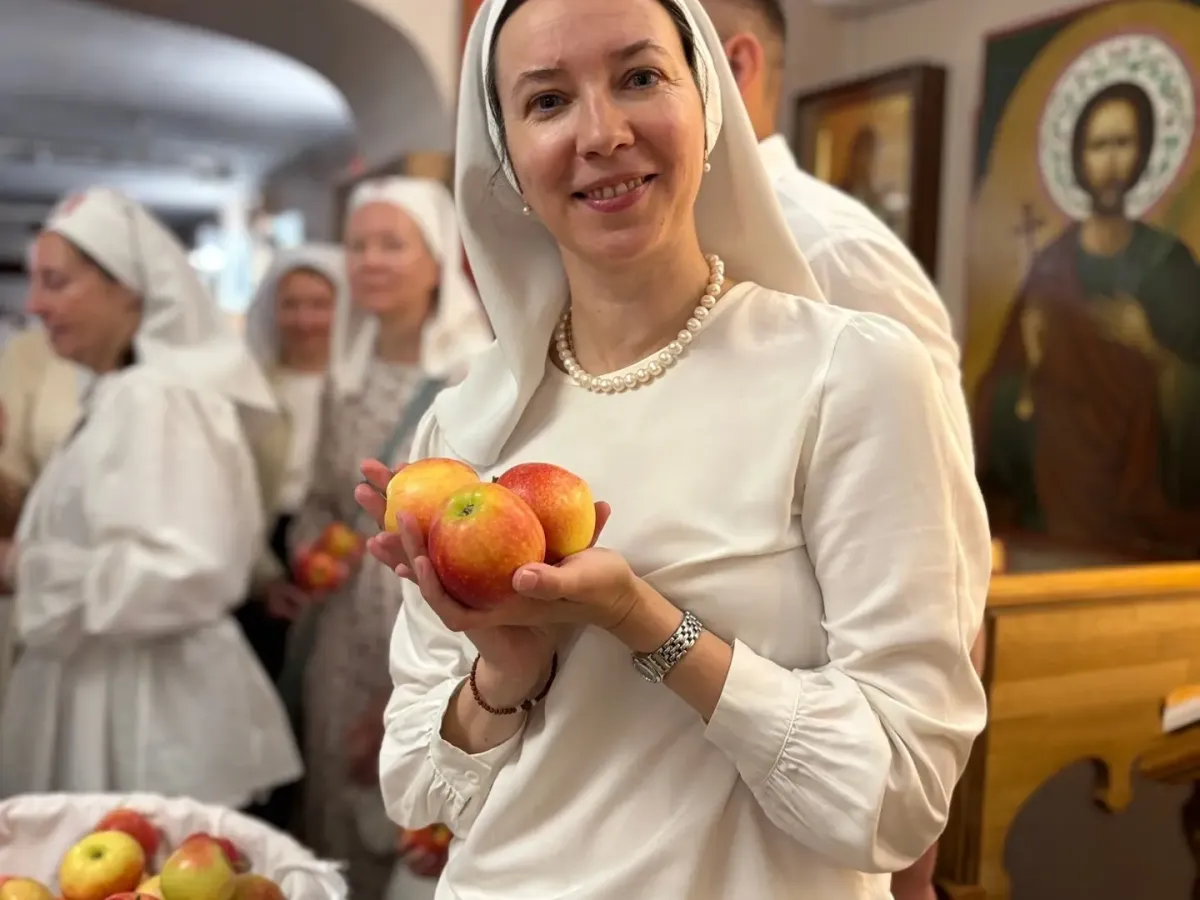 Священник угостил прихожан сочными яблоками